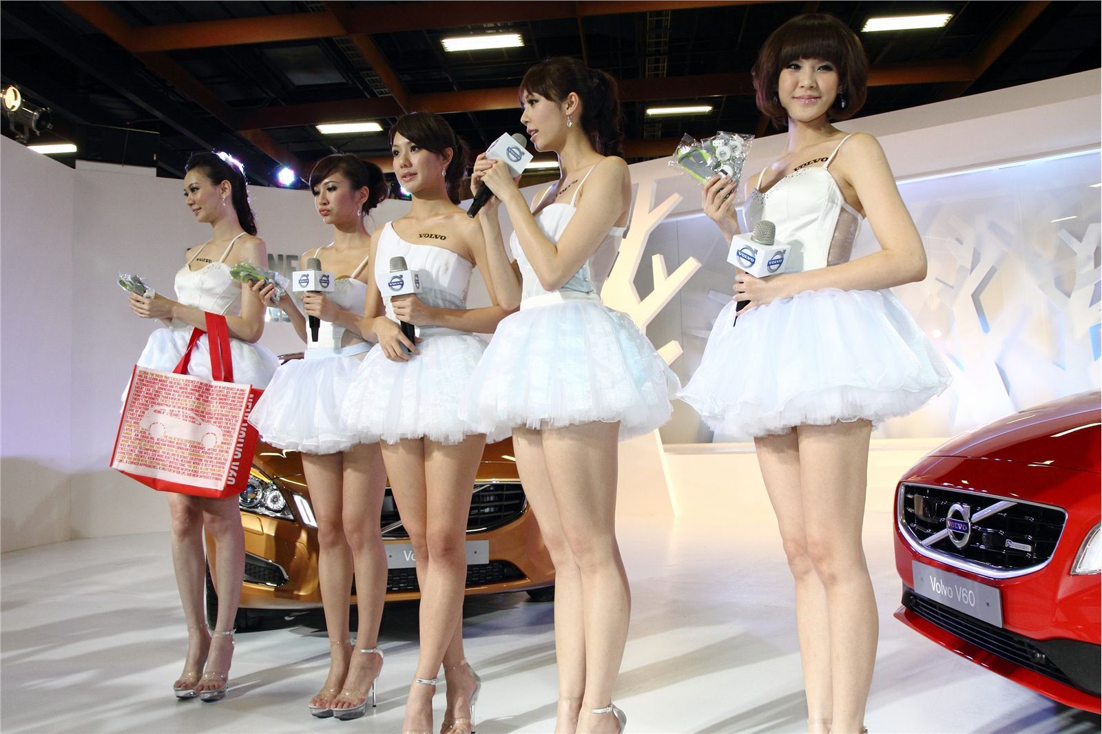 2012模特车展亮相走秀图片 多个美女集合